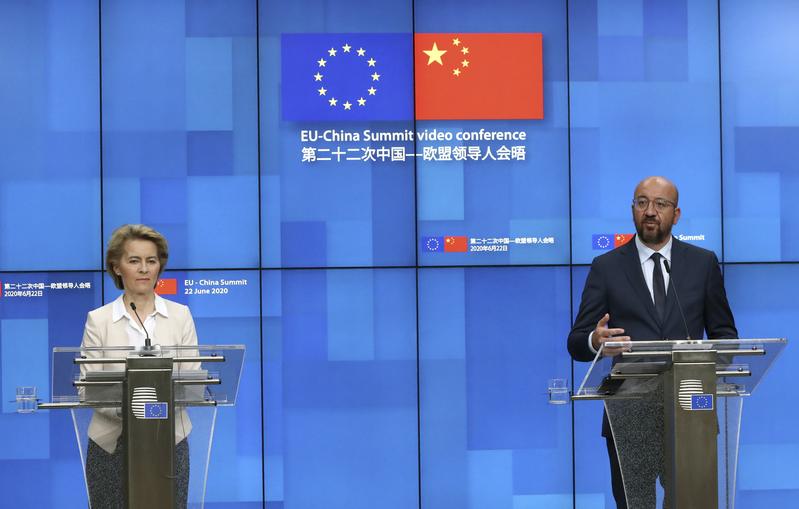在6月的一場與中國國家主席習近平的視訊會議中，歐盟執委會主席、曾在梅克爾內閣擔任過國防部長的馮德賴恩（Ursula von der Leyen，左）及歐盟理事會主席米歇爾（Charles Michel，右），當面對中國提出歐盟對於香港《國安法》的「深切擔憂」，甚至在會中強調，「對歐盟而言，人權與基本自由是不能討價還價的。」（攝影／AP Photo／Yves Herman／達志影像）