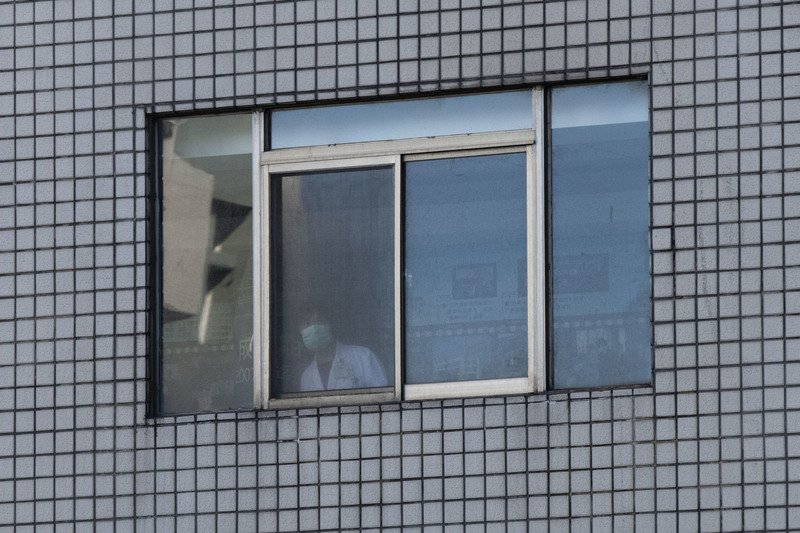 部立桃園醫院內的工作人員，從窗口向外探望。（攝影／楊子磊）