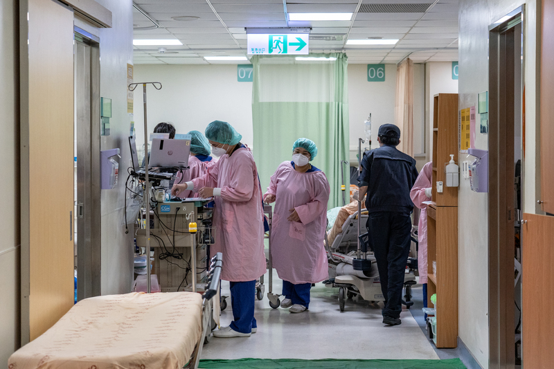 台大醫院雲林分院急診室內的醫護人員正忙碌照護急診病患。（非文中當事人）（攝影／陳曉威）