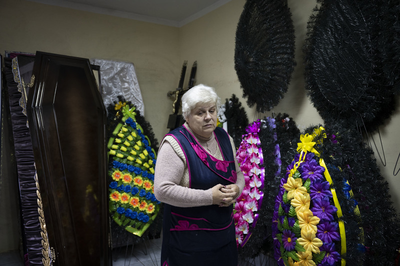 任職於葬儀社、今年66歲的奧爾加，她的工作是負責製作烏克蘭墓園中常見的塑膠花圈。（攝影／楊子磊）