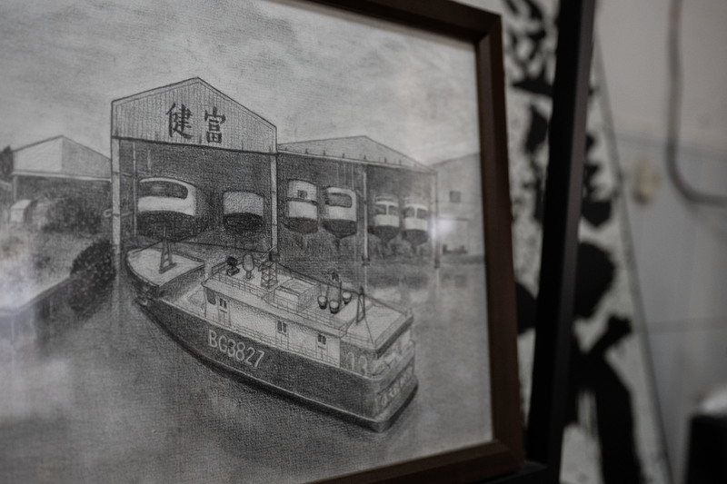 位於屏東縣的健富造船工業，辦公室內放著一幅健元銘88號的素描。（攝影／楊子磊）