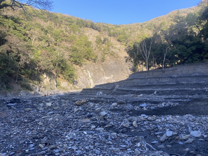 台灣東部河川流量、水位變化劇烈，半年的時間內就能沖刷出層層的河階。（照片提供／地球公民基金會）