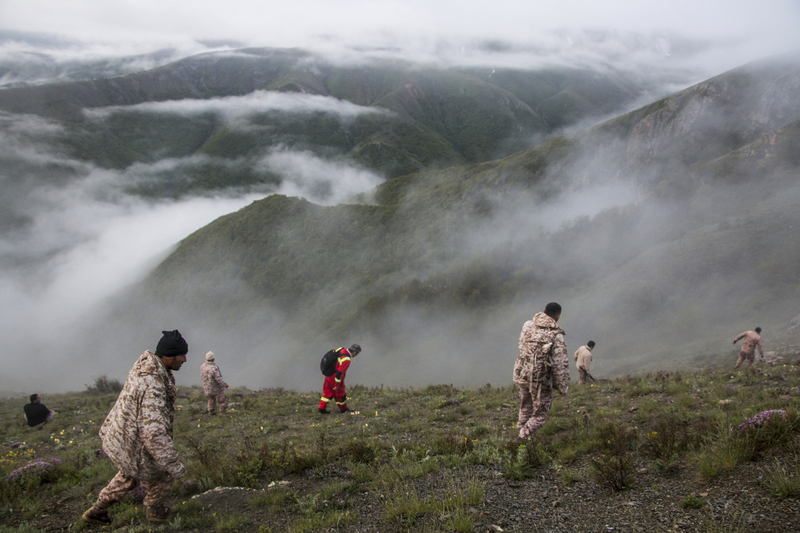 2024年5月20日，救援隊在伊朗阿拉斯巴蘭國家公園（Arasbaran）附近、被霧所籠罩的山區，發現墜毀的直升機。（攝影／AZIN HAGHIGHI／MOJ News Agency／AFP）