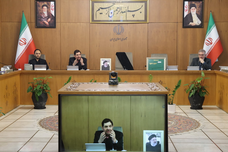 因應伊朗總統萊希及其他高級政府官員在德黑蘭的直升機事故中去世，伊朗第一副總統穆罕默德・穆赫貝爾（Mohammad Mokhber）（左2）主持政府緊急會議。（照片提供／Iranian Presidency／Anadolu via AFP）