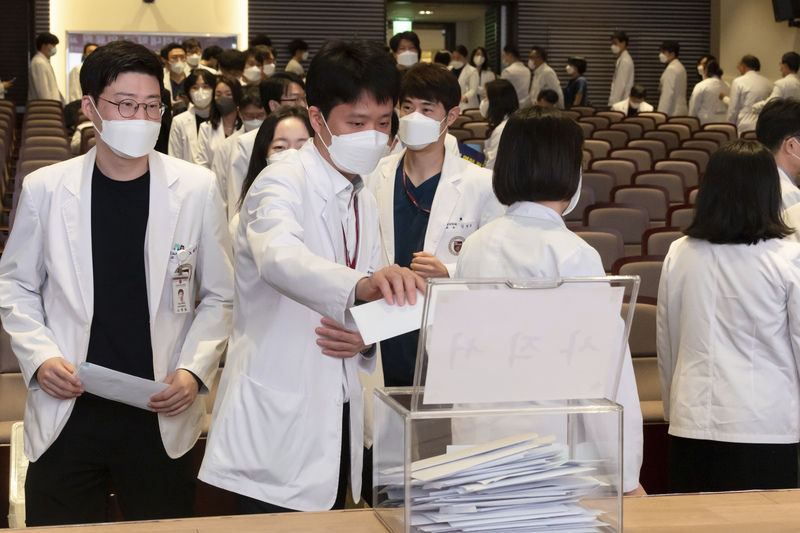 韓國醫師大罷工，後來呢？住院醫師消失的一百天，醫院瀕臨破產、護理師夾縫求存