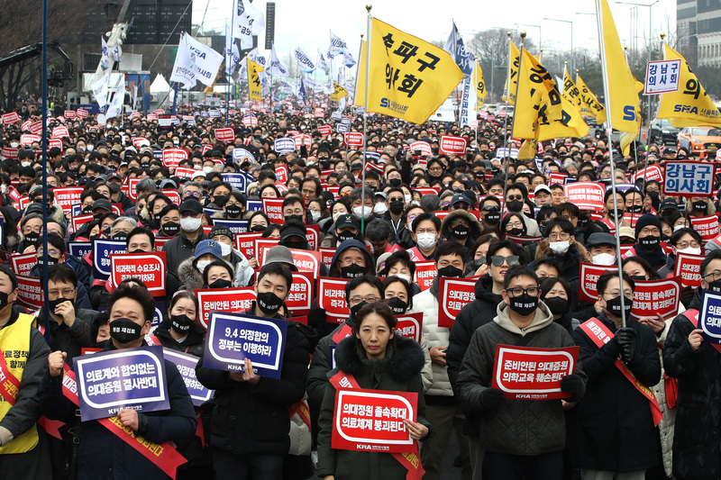 2024年3月3日，韓國醫生走上首爾街頭，參與反對政府醫療政策的集會。（攝影／Chung Sung-Jun／Getty Images）