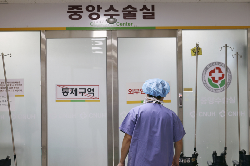 在住院醫師集體罷工之後，為了維持急診、手術與重症病房的照護，護理師們被要求承擔那些「原本是由住院醫師負責的醫療行為」。圖為2024年3月4日，一名正要進入手術室的醫護人員。（攝影／Chun Jung-in／Yonhap via AP／達志影像）