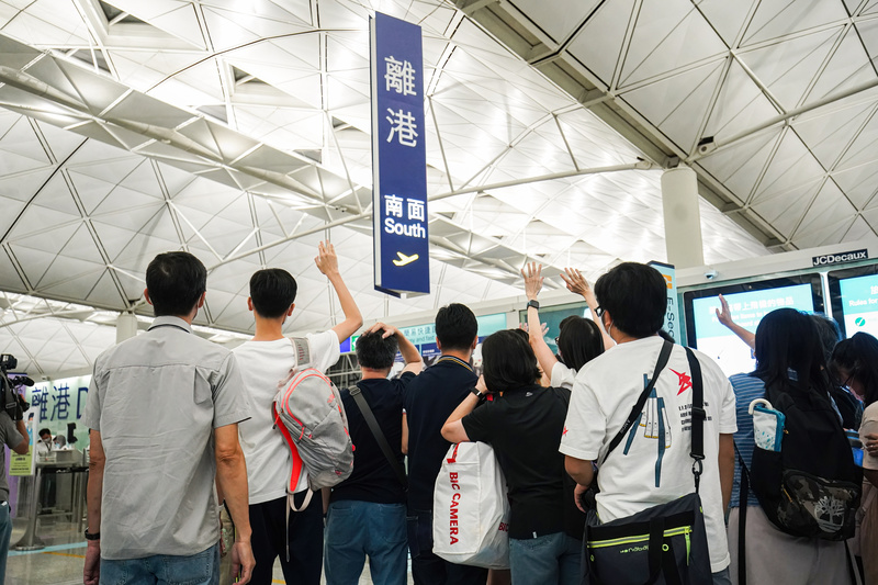 自2020年移民潮湧現，離別成為港人日常。社群平台上不少港人引用香港樂團Rubber Band歌曲〈Ciao〉的歌詞與親友道別：「說了再見，約定再見，就會再見」。圖為 2021年7月18日的香港國際機場。（攝影／Michael Ho Wai Lee／SOPA Images／LightRocket via Getty Images）