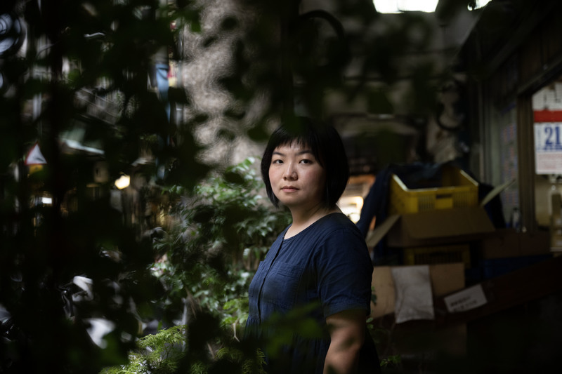 香港作家梁莉姿目前在花蓮求學也寫作，拉開物理上的距離後，她在台灣完成《日常運動》與《樹的憂鬱》，目前在寫第三本書。（攝影／楊子磊）