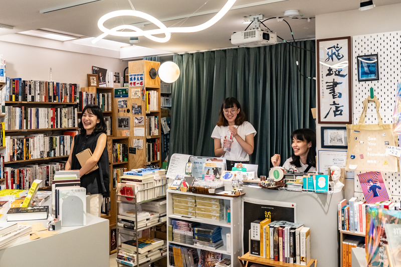 飛地書店是動能強大的獨立書店，還為讀者量身打造選書。書店夥伴胡芷嫣（左起）、鍾巧庭與陳文苑受訪時提及，以「飛地一箱書」為例，創辦人張潔平會為讀者選書、寄到世界各地，有時甚至運費超過書價，顧客也願意買單。也曾有有以簡體字許願的讀者，因為想要了解香港與台灣，而向飛地訂書。（攝影／陳曉威）