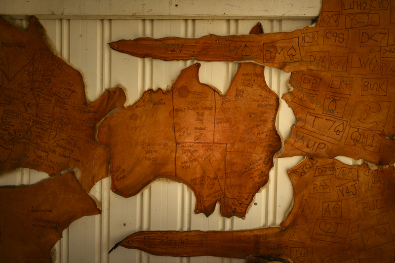 昆士蘭州（Queensland）Aramac小鎮的一間酒吧牆上掛著用袋鼠皮剪裁而成的澳洲地圖。（攝影／George Chan）