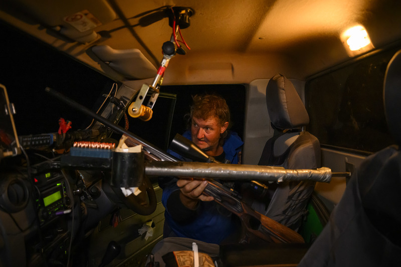 羅傑將步槍架在駕駛與副駕駛座位之間，槍管透過可放倒的擋風玻璃伸出車外，車頂的專用把手可以控制探照燈的方向。（攝影／George Chan）