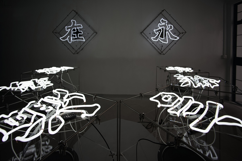 陳濬人將北魏真書融入展覽，把霓虹燈與字體結合做成民眾可互動的聲音裝置。圖為2015年deTour展覽展出的「字無言」裝置藝術。（圖片提供／陳濬人）