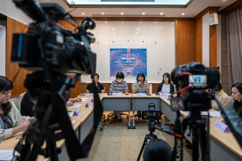 近30個民間團體在2月發表聯合聲明，要求《人工生殖法》修法應與代孕脫鉤處理。台灣女人連線理事長黃淑英（中排右2）在記者會上也坦言，對於代孕生殖，各個團體有不同看法、尚未達成共識。（攝影／林彥廷）