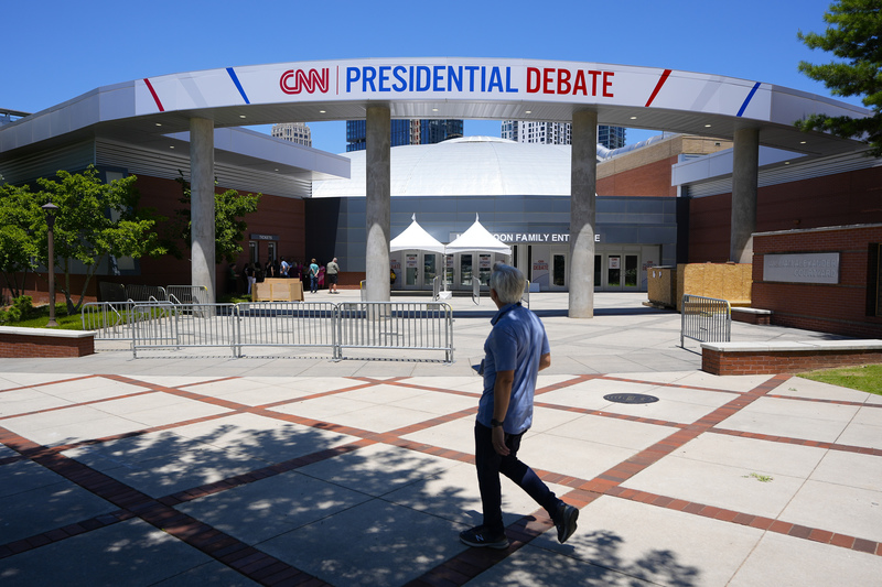2024年6月25日，《CNN》亞特蘭大總部攝影棚外懸掛著即將舉行的總統大選辯論廣告。（攝影／Pablo Martinez Monsivais／AP Photo／達志影像）