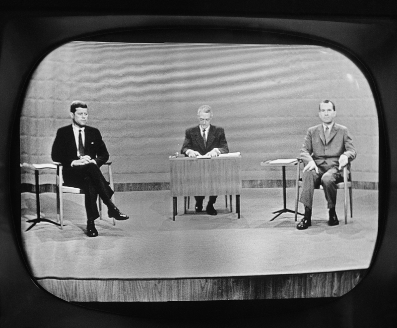 1960年9月26日，時任參議員甘迺迪（左）和當時的副總統尼克森（右），在芝加哥進行美國政治史上首場總統大選辯論。（攝影／AP Photo／達志影像）