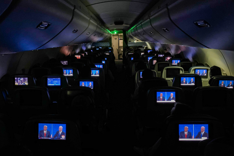 2020年10月22日，川普與拜登之間的總統辯論轉播，出現在一架從底特律起飛的客機機艙座位螢幕上。（攝影／Salwan Georges／The Washington Post via Getty Images）