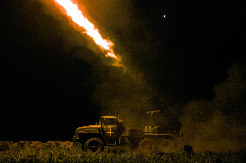 在外交政策上，面對俄烏戰爭議題，川普以迂迴戰術回應，拜登則未提出更具想像力或魄力的外交戰略。圖為2024年6月12日，在頓內茨克的烏克蘭陸軍正在對馬林卡方向的俄軍發射BM-21火箭炮。（攝影／Dmytro Smolienko／Ukrinform／Future Publishing via Getty Images）