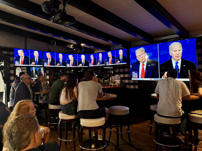 民眾在加州聖塔莫尼卡（Santa Monica）的酒吧內觀看2024首場美國總統大選辯論轉播。（攝影／MediaNews Group／Pasadena Star-News via Getty Images）