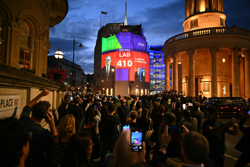 根據《BBC》出口民調預計，斯塔默（Keir Starmer）領導的工黨有望在英國大選中贏得410個席位，獲得壓倒性勝利。（攝影／Oli SCARFF／AFP）