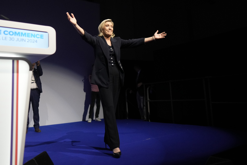 法國極右翼領袖瑪琳・雷朋（Marine Le Pen）於2024年6月30日發表演說，她所領導的「國民聯盟」（Rassemblement National, RN）在第一輪選舉結果中曾取得大幅領先。（攝影／Thibault Camus／AP Photo）