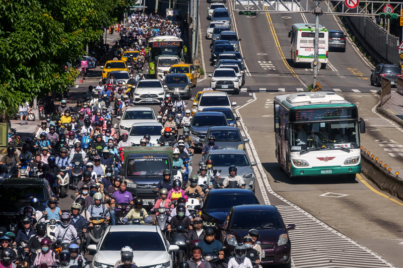 上班時間的台北市民權西路依舊滿滿的汽機車，即使設置公車專用道，還有TPASS加持，仍改變不了多數通勤族的交通習慣。（攝影／黃世澤）