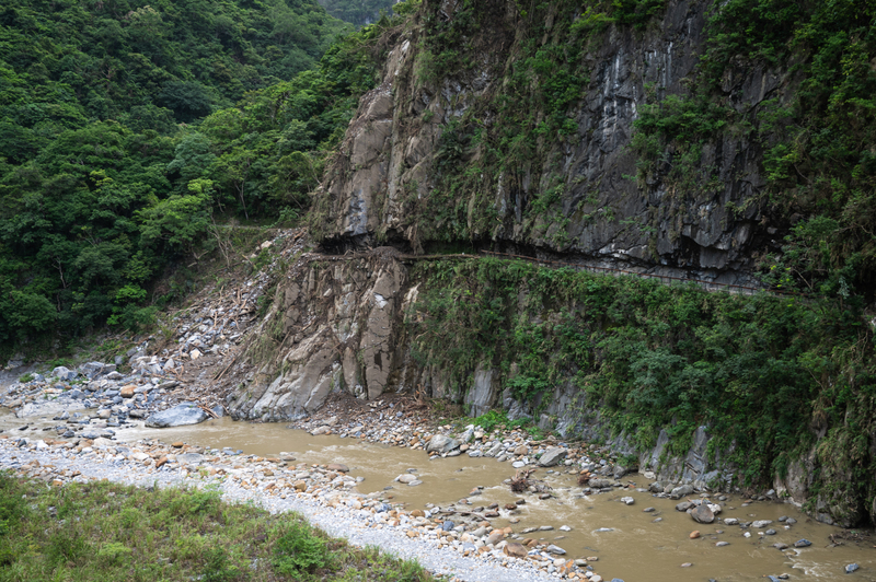 砂卡礑步道因0403地震嚴重坍塌，奪走多名遊客性命，目前已禁止進入。簡月美（Nac Hijiyu）一家所居住的大同部落，在幾條步道的更上方，常人腳程得要6～8小時，聯外道路也是柔腸寸斷。（攝影／林彥廷）