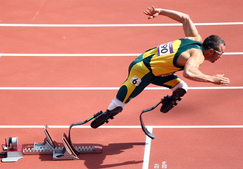 2012年8月4日，南非田徑選手佩斯托瑞斯（Oscar Pistorius）在英國倫敦奧林匹克體育場參加2012年倫敦帕運的男子400公尺第1輪預賽。（攝影／Paul Gilham／Getty Images）