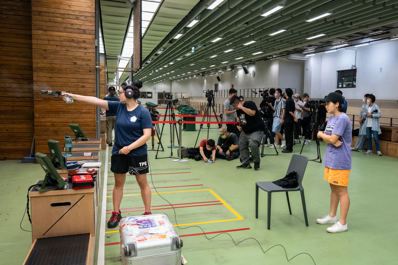 今年將征戰巴黎奧運女子25公尺手槍賽事的田家榛選手（左），在父親去年辭去教練工作後，改由昔日亞運隊友陳思薇（右）執教，也是今年少數取得教練證隨行前往巴黎奧運的女性教練之一。（攝影／陳曉威）