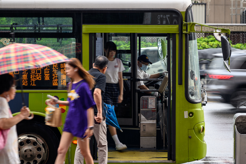 低底薪、長工時、薪資結構破碎，公車駕駛往往還要承擔如客訴與事故等巨大的工作風險。圖非當事人。（攝影／黃世澤）