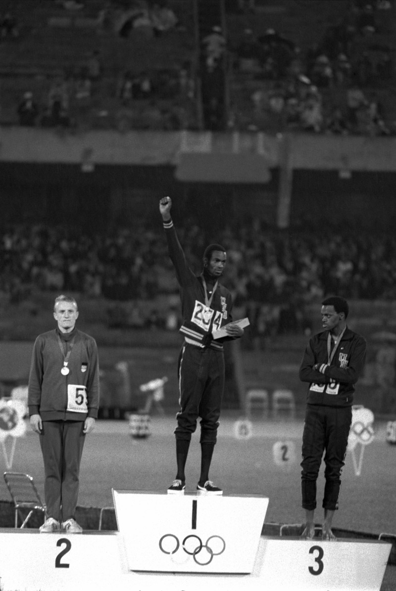 1968年墨西哥奧運，美國跳遠選手鮑勃．比蒙（Bob Beamon），當時以破紀錄的8公尺90成績，奪得跳遠金牌。他在頒獎臺上握拳抗議美國的種族歧視。（攝影／Raymond Depardon／Magnum Photos）