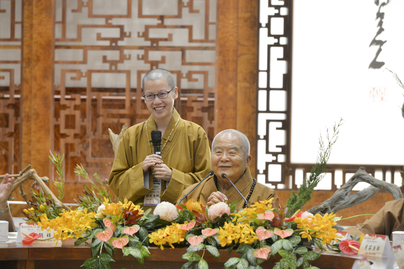 佛光山人間佛教研究院副院長妙光法師（左）長年擔任星雲法師（右）的中英口譯員，隨他走遍世界各地。（攝影／莊美昭／人間社）