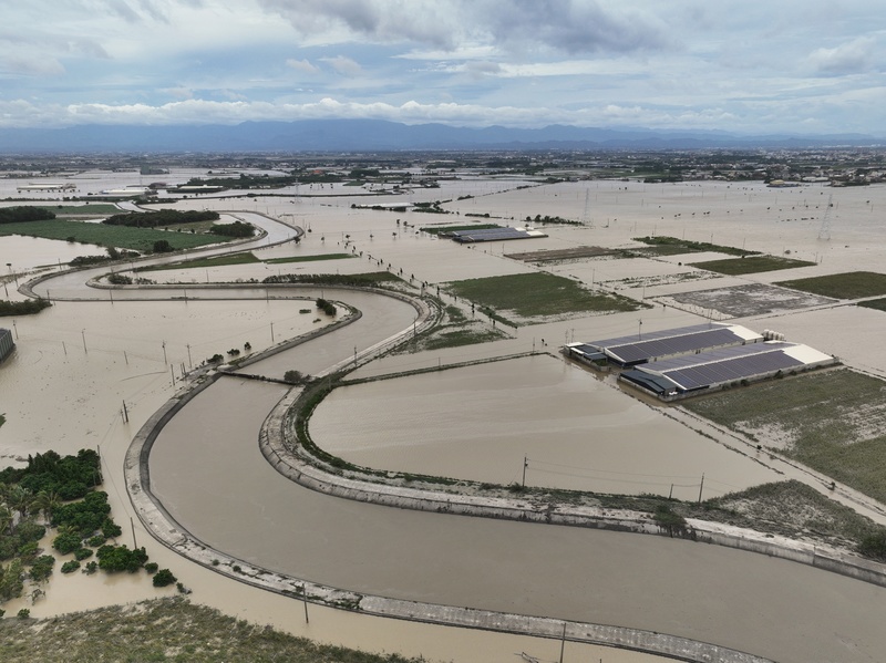 凱米颱風造成八掌溪菁寮段溢堤，至7月27日，菁寮大排附近的水仍未退去。（攝影／林韋言）