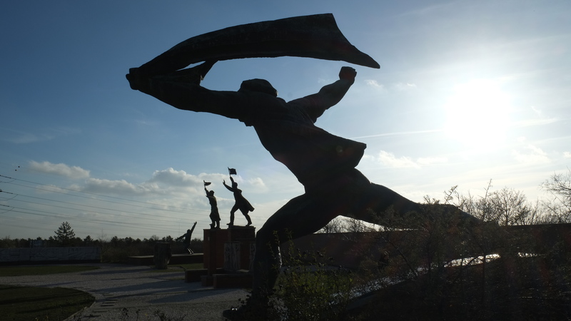 圖為匈牙利布達佩斯的「蘇維埃共和國紀念碑」（The Republic of Councils Monument）。許多共產主義時代的紀念碑在1989年東歐共產主義垮台後被運到這裡。（攝影／Sisi Tang／AP Photo）