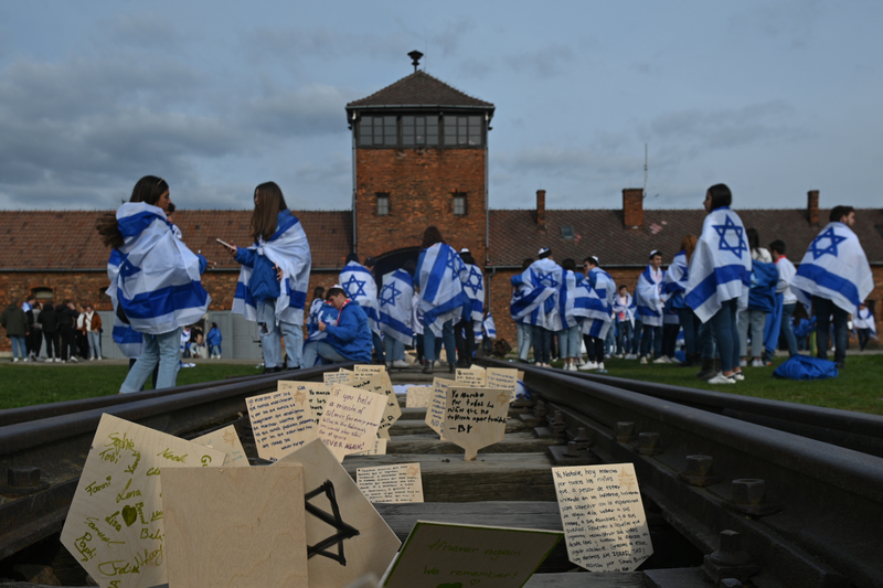 2023年在波蘭奧斯威辛（Auschwitz），第35屆「生命之行（March of the Living）」遊行中的猶太學生，從奧斯威辛一號集中營的地點默行至奧斯威辛二號比克瑙集中營（Auschwitz II Birkenau），以紀念大屠殺中的數百萬受害者。（攝影／Artur Widak／NurPhoto via Getty Images）