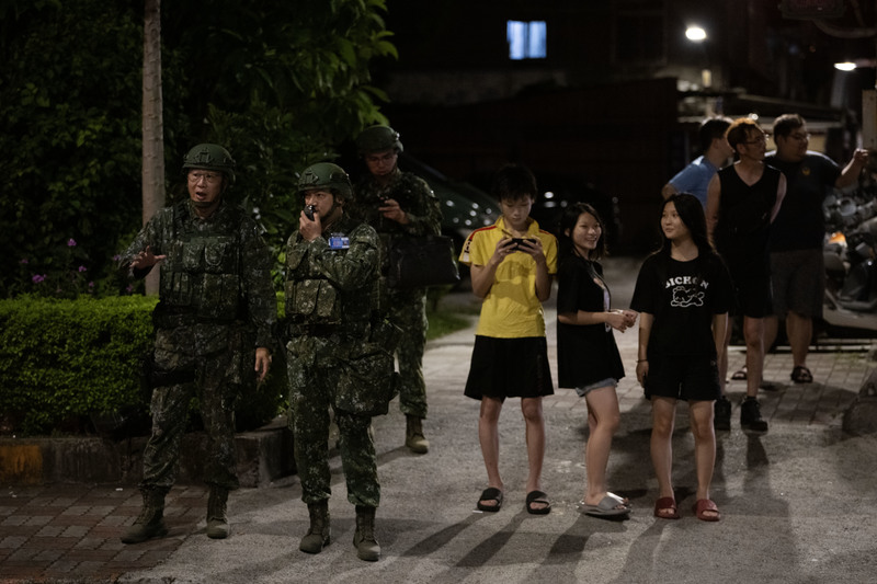 當憲兵在新北市「華翠大橋」進行深夜封鎖演練，有地方居民在旁好奇觀看。（攝影／楊子磊）