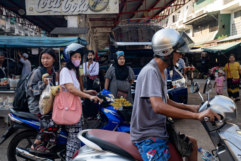 數十年來，位於泰緬邊境的泰國小鎮美索（Mae Sot）湧進大量緬甸移工、難民，以及政變過後的政治流亡者，因而充滿濃濃緬甸風情。圖為美索市場的巴士站，許多臉上塗著乳白色檀娜卡的人們多為緬甸裔。（攝影／蘇威銘）