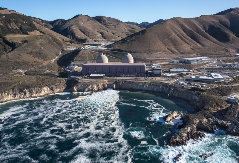 與台灣核三廠同為西屋電氣興建的美國加州魔鬼谷核電廠（Diablo Canyon Power Plant），鄰近海底斷層，也面臨老化風險，延役規畫曾引發居民與反核團體憂心。（攝影／George Rose／Getty Images）