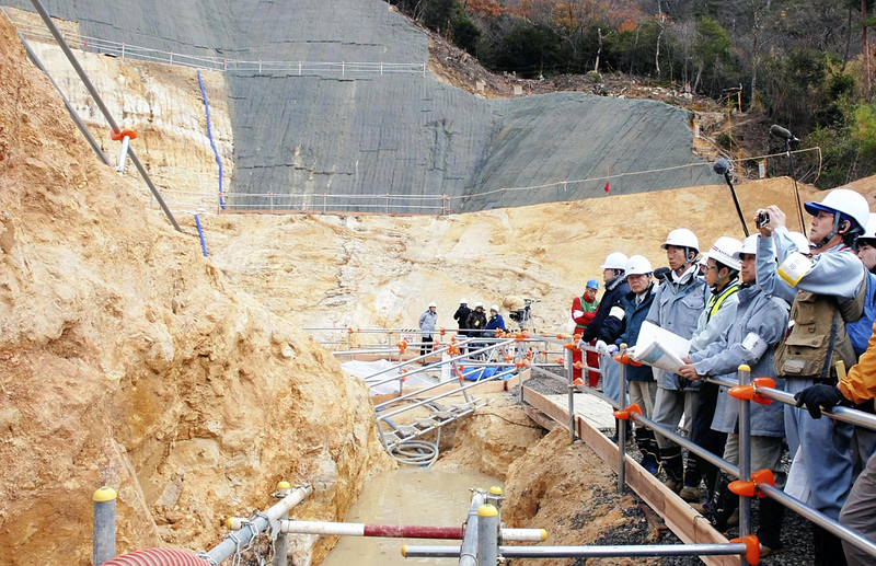 雖然走在「核電復興」的路上，但日本對於位在斷層帶的反應爐仍態度謹慎。今年8月日本原子力規制委員會才剛以可能有活動斷層經過、不符新安全標準為由，否決敦賀核電廠的重啟申請。（攝影／The Yomiuri Shimbun via AP Images）