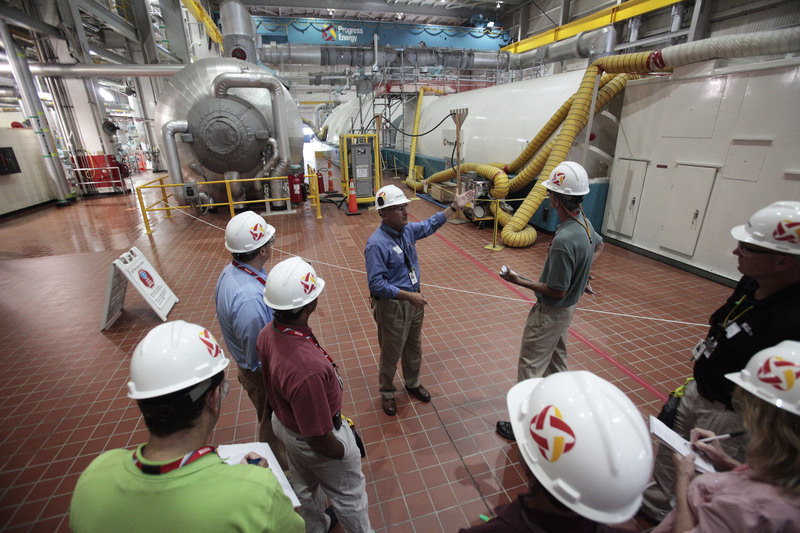 美國水晶河核電廠（Crystal River Nuclear Plant）2008年底向核管會提出延役申請，並進行更新工程，卻發生結構受損，最終放棄延役，提前停機並於2013年啟動為期60年的除役程序。圖為2011年時該電廠舉辦的參訪活動。（攝影／Will Vragovic／Pool／AP Photo／達志影像)