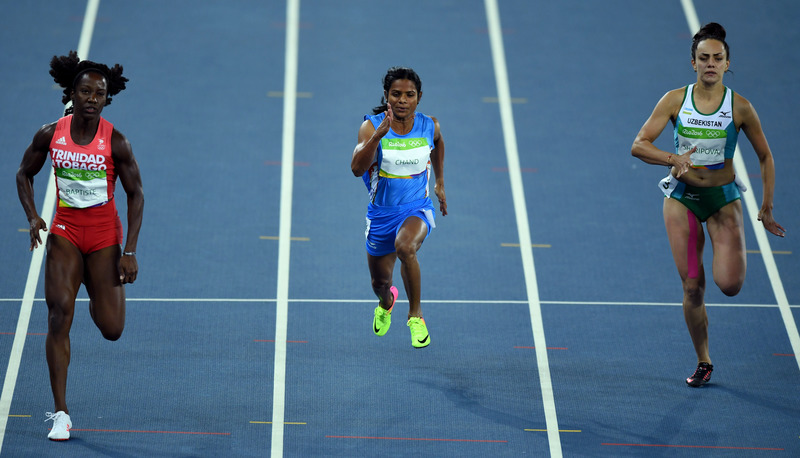 印度選手強德（Dutee Chand，中）於2016年里約奧運女子100公尺項目出賽。（攝影／Sebastian Kahnert／dpa／AP Images）