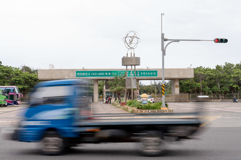 恆春當地的反核意見多為個人觀察、難以匯集，也未有地方團體的主要訴求是「反核」。圖為核三廠入口。（攝影／許𦱀倩）