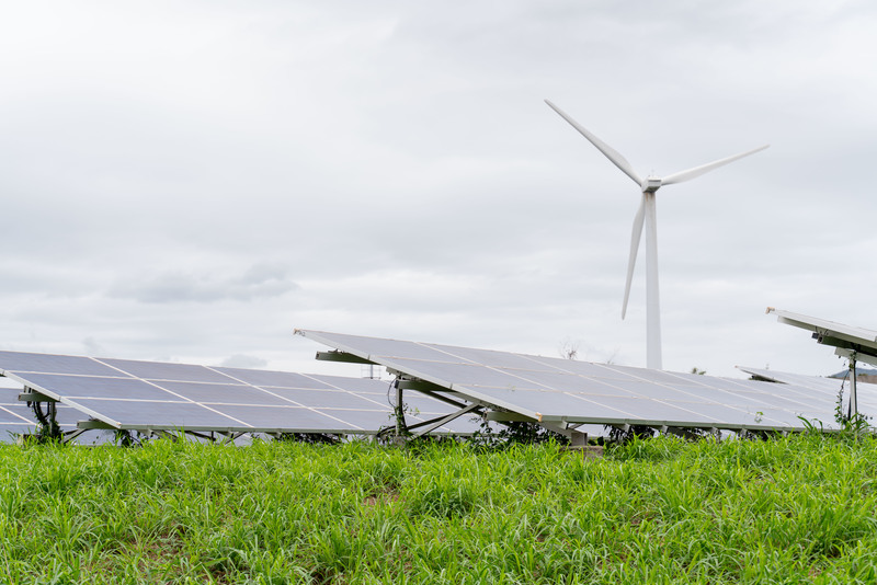 相較核電廠，恆春居民認為三軍聯訓基地、墾丁國家公園管理處等另外兩個「恆春三害」，或是山坡地上明顯可見的光電板，對在地影響更顯著。（攝影／許𦱀倩）