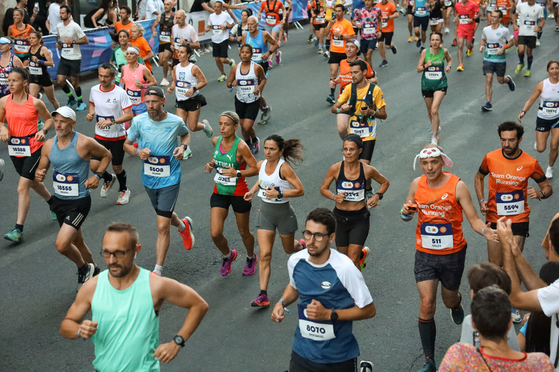 2024年8月10日，巴黎奧運首度舉辦開放一般民眾參與的全民馬拉松（Marathon Pour Tous），讓參與民眾沿著奧運比賽路線跑步。比賽共約40,000人參賽，亦有超過300名來自不同項目的奧運選手一同參與。（攝影／Ameer Alhalbi／Getty Images）