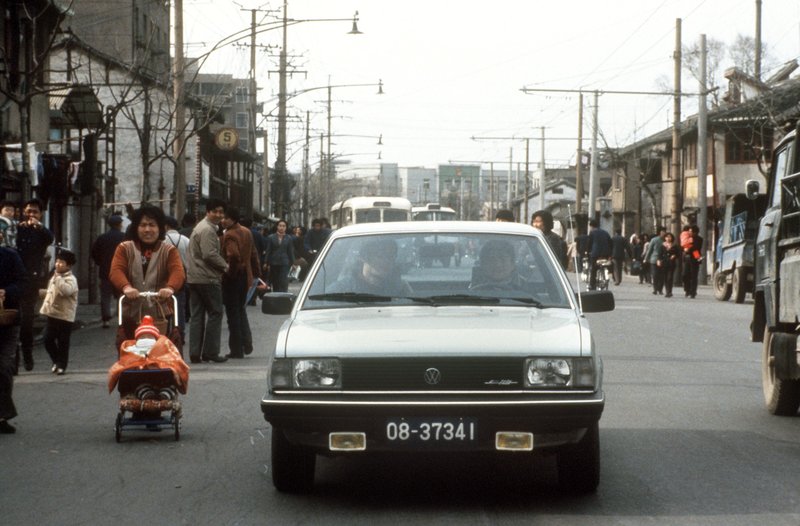 1985年4月，上海一條繁忙街道上的一輛大眾桑塔納。（攝影／Wolfgang Weihs／picture alliance via Getty Images）