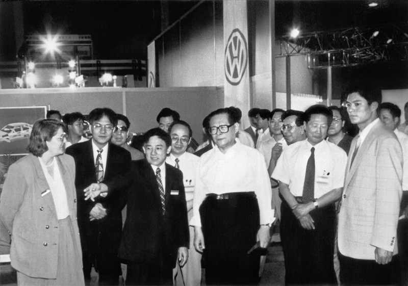 1996年，李文波（前排左3）在北京車展的德國福斯汽車（Volkswagen，中國稱大眾汽車）攤位，接待中國國家主席江澤民（前排左4）。（照片提供／李文波）