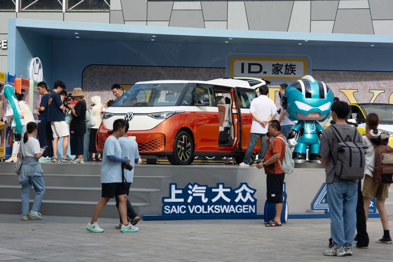 2024年8月，上汽大眾正在上海淮海路展示新型的純電動車。（攝影／Ying Tang／NurPhoto via AFP)