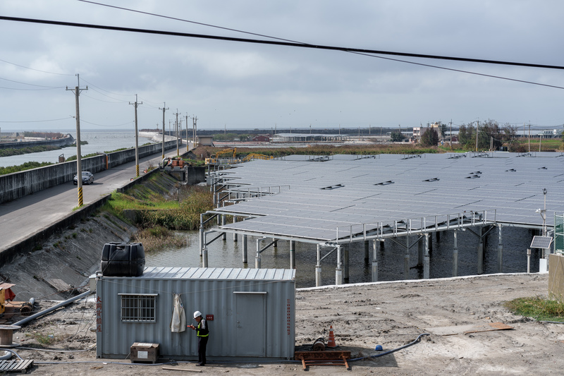 台灣地狹人稠，地面型光電用地取得不易。圖為台61線旁的光電用地。（攝影／黃世澤／資料照片）