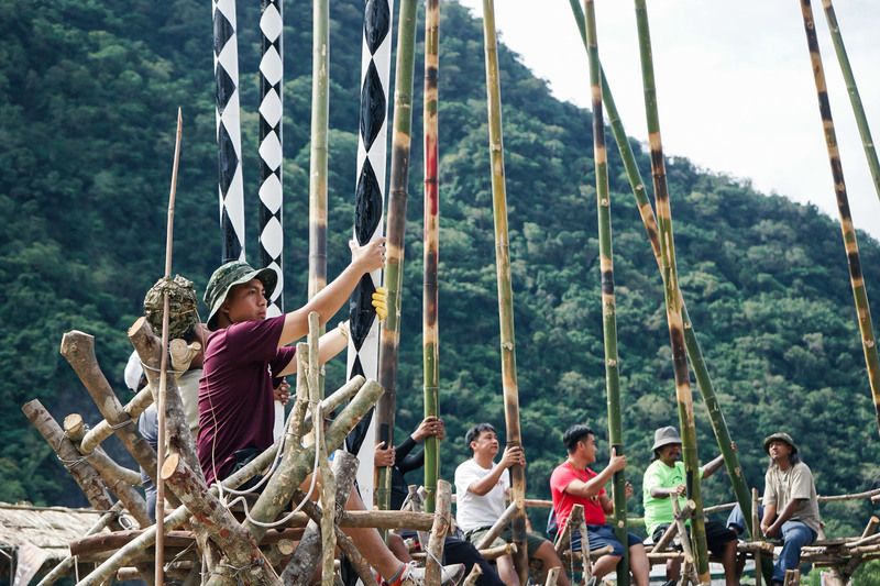 為了準備五年祭，去年許多土坂年輕人頻繁返鄉，經常聚集在一起練習刺球，也凝聚部落力量。以五年為一個尺度，他們向彼此也向自己探問：「上一個五年你在哪裡？下一個五年呢？」在離鄉和返鄉之間，他們努力透過每一次祭儀，留下自己的文化。（圖片提供／故火工作）