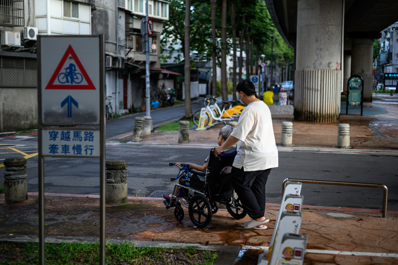 長照2.0居服員的協助，加上優質的居家醫療順利進入民眾家中照顧病人，是確保在宅善終的第一步。（攝影／黃世澤）